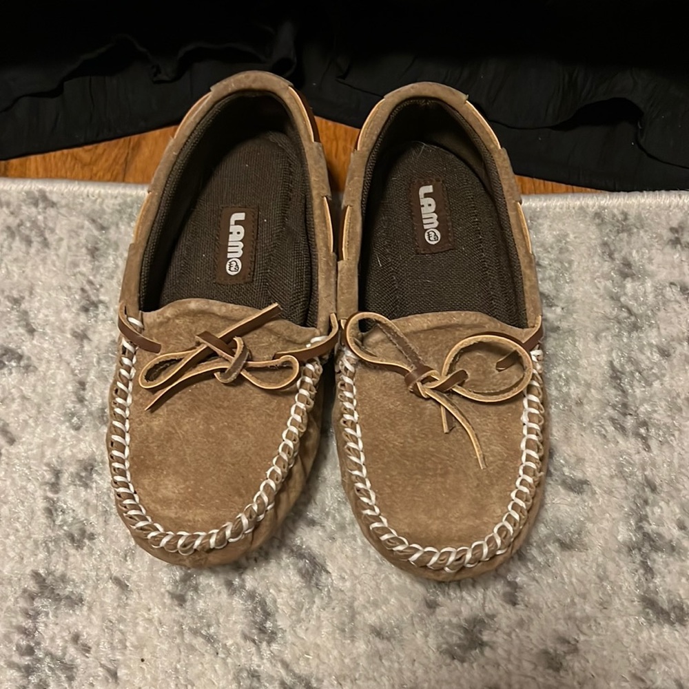 Youth girls size 1 lam moccasins